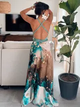 Vestido largo verde con diseño estampado tipo tie-dye y detalles dorados, de corte fluido, un solo hombro y diseño amplio.