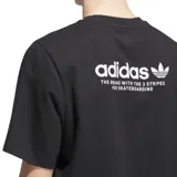 Remera negra de corte clásico con logo de Adidas bordado en el pecho.