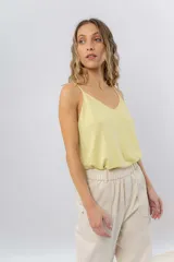 Musculosa de breteles finos con escote en V, confeccionada en tejido fluido con acabado satinado.