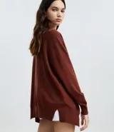 Cardigan de punto básico, con mangas largas y sisa desplazada. Presenta un diseño abierto sin botones, confeccionado en un tejido de punto ligero y versátil.