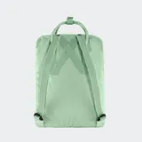 Mochila Fjallraven modelo Kanken Classic, color negro, con compartimento principal con cierre, bolsillo frontal con cierre, asas superiores con broche y correas ajustables para los hombros. Incluye el parche redondo característico de la marca en el frente.