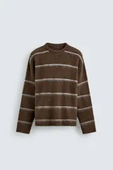 Jersey de punto con textura, corte relajado, cuello redondo y manga larga. Presenta un diseño de rayas horizontales en tonos marrones y grises con acabados en rib.
