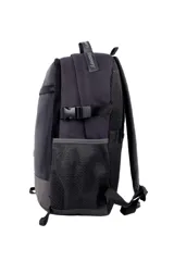 Mochila con diseño en blanco, celeste y azul marino. Cuenta con bolsillos frontales, hebillas de seguridad, porta botellas, sujeción para valija y organizador interno. Incluye parches decorativos y texto bordado.