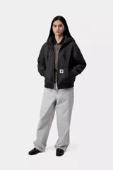 Campera puffer negra de tafetán de nailon reciclado, con capucha ajustable, cierre frontal bidireccional y bolsillos tipo canguro. Presenta puños y dobladillo de punto acanalado y detalle de etiqueta cuadrada tejida en el bolsillo.