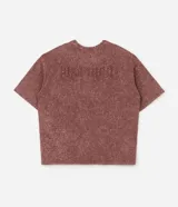 Remera masculina oversized de algodón con acabado desteñido y lavado desgastado de estilo vintage. Presenta cuello redondo de canalé y un pequeño bordado en el pecho con relieve.