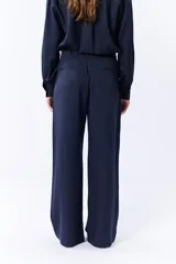 Pantalón formal azul marino de corte recto y tiro alto.