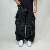 Pantalón de jean negro con efecto lavado, corte ultra baggy y múltiples bolsillos cargo.