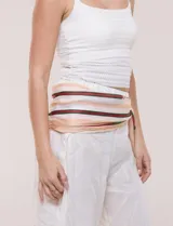 Pañuelo de gasa liviana con diseño estampado de rayas en tonos beige, naranja y azul marino, con detalles geométricos de tiras y herrajes.