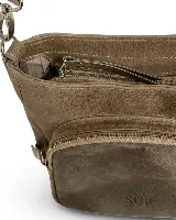 Cartera compacta de cuero color marrón, con diseño versátil y atemporal. Cuenta con un bolsillo exterior de gamuza con cierre y correa regulable con mosquetones metálicos.