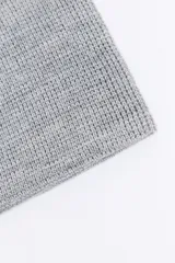 Cuello de punto doble con textura fantasía, diseño versátil y abrigado.