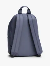 Mochila de diseño redondeado en color azul, confeccionada en poliéster. Cuenta con un compartimento principal con cierre de cremallera, un bolsillo exterior frontal con cierre, asa superior y correas acolchadas ajustables. Incluye parche distintivo de Tommy Jeans en la parte delantera.