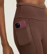 Legging deportivo de tiro alto con cintura texturizada, confeccionado en poliamida y elastano. Presenta un diseño ajustado al cuerpo con largo hasta el tobillo.