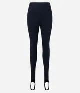 Calza deportiva larga de poliamida color negro, con cintura alta y estribo en el pie.