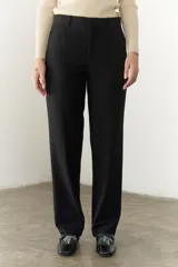 Pantalón negro de corte recto y cintura alta, con bolsillos laterales y cierre.