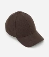 Gorra de feltro con ala curva y ajuste trasero mediante velcro. Diseño liso y minimalista.