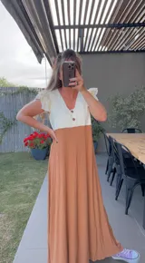 Vestido largo de morley combinado en dos tonos, con mangas cortas con volados y botones decorativos.