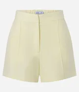 Short de sastrería color amarillo claro, de tiro alto con cintura elástica y cierre tradicional. Presenta frisos verticales en la parte delantera.