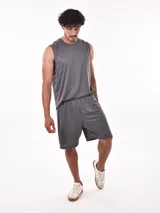 Short deportivo de corte holgado en color gris, confeccionado en tejido técnico con textura microperforada, cuenta con cintura elástica para mayor comodidad.