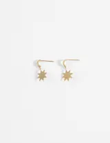 Aros tipo argolla pequeña con dije colgante en forma de estrella de ocho puntas, con acabado en tono dorado.