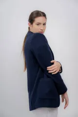 Blazer azul marino de baby alpaca con solapas de muesca, cierre frontal con un botón y bolsillos de parche.