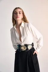 Camisa blanca de seda crepe, de corte clásico con sisa al hombro y solapa.