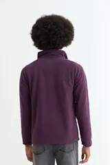 Buzo de polar color bordó, con cuello alto y cierre frontal parcial, de manga larga y diseño funcional con bolsillos laterales.