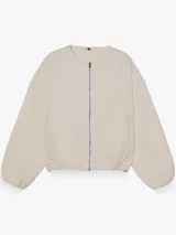 Chaqueta bomber rústica color negro con cuello redondo y cierre frontal de metal.