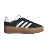 Championes adidas Gazelle Bold de plataforma triple, diseño en color negro con franjas blancas y suela de goma marrón translúcida.
