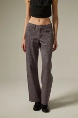 Pantalon de jean gris de corte recto y tiro bajo, con detalle de strass aplicado en toda la superficie frontal.