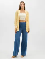 Cardigan abierto de tejido acanalado, con bolsillos frontales y mangas largas de corte entallado con puños de rib.