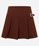 Short pollera negro, confeccionado en bengalina, con hebilla lateral y pliegues.