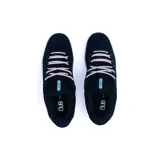 Championes de skate Öus modelo Cuoro, color negro con detalles en blanco y naranja. Presentan un diseño de perfil bajo con logo lateral, cordones jaspeados y suela con detalle naranja en el arco.