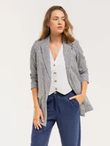 Blazer oversized color beige de corte recto, confeccionado en tela con lino.