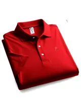 Remera tipo polo roja de jersey con cuello clásico, manga corta y cierre con botones. Presenta un logo bordado en el pecho.