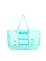 Bolso tipo tote transparente de color turquesa, con base sólida y asas largas de tela con el logo de la marca grabado. Incluye un compartimento interior con cierre.