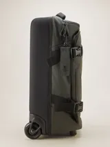 Valija gris con ruedas, manija extensible y múltiples bolsillos con cierre.