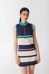 Vestido corto de punto con rayas horizontales en azul marino, beige, verde y rosa. Tiene cuello alto con cierre de cremallera dorada y diseño sin mangas.
