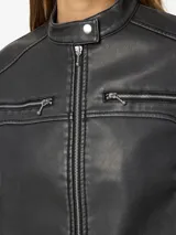 Campera estilo racer de cuero sintético con cuello alto, cierre frontal, bolsillos con cierre en el pecho y puños ajustables. Diseño moderno con acabado engomado y forro interior.