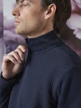 Campera tipo fleece de Benson & Thomas, con cierre frontal completo, cuello alto y textura acolchada en el panel frontal. Posee puños y ruedo acanalados.