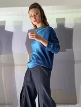 Buzo oversize verde con cuello alto y puños tejidos en morley. Confeccionado en lana merino teñida artesanalmente.