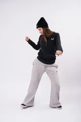 Pantalón de frizza estilo wide leg, color gris melange, con corte recto y holgado, cintura elástica con cordón de ajuste y bolsillos laterales.