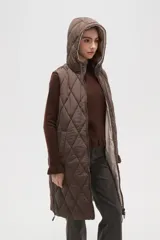 Chaleco largo acolchado color marrón, con diseño de rombos, cierre frontal completo y capucha ajustable con cordones.