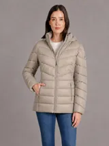 Campera puffer corta ultraligera de Calvin Klein en color beige, con diseño acolchado horizontal, cierre frontal de cremallera y capucha ajustable.