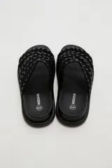 Sandalias planas color negro con tres tiras anchas adornadas con costuras cruzadas en el borde.