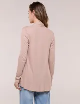 Cárdigan liviano blanco de punto acanalado, confeccionado en viscosa y elastano, con diseño de frente abierto, mangas largas entalladas y silueta fluida.