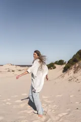 Camisa blanca de broderie con cuello camisero y mangas cortas abullonadas.