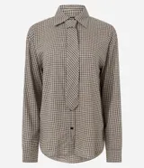 Camisa oversized de algodón con estampado de cuadros, cuello camisero clásico, mangas largas y corbata confeccionada en el mismo tejido.
