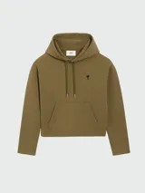 Buzo blanco con capucha y bolsillo tipo canguro, con logo bordado en el pecho.