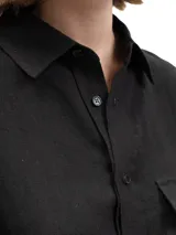 Camisa negra de lino con mangas 3/4, bolsillo en el lado izquierdo y pliegue en la espalda.