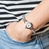 Reloj Michael Kors de la colección Mini Gramercy, con caja plateada de 22mm y pulsera de acero inoxidable plateado. Resistente al agua hasta 30 metros.